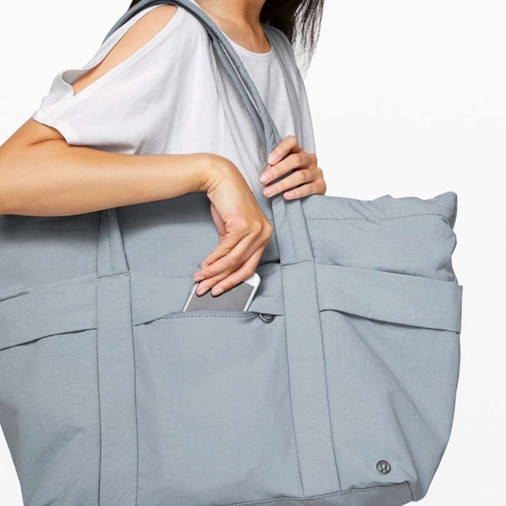 NWT 30L duffle